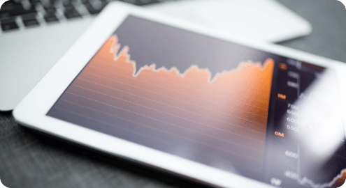 Tableta digital mostrando una gráfica de rendimiento (tendencia ascendente en color naranja), simbolizando la optimización y la eficiencia energética de los sistemas HVAC.
