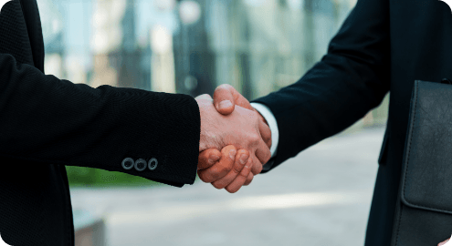 Primer plano de un apretón de manos profesional de dos ejecutivos, simbolizando un acuerdo, colaboración o sociedad estratégica en el sector de soluciones HVAC.